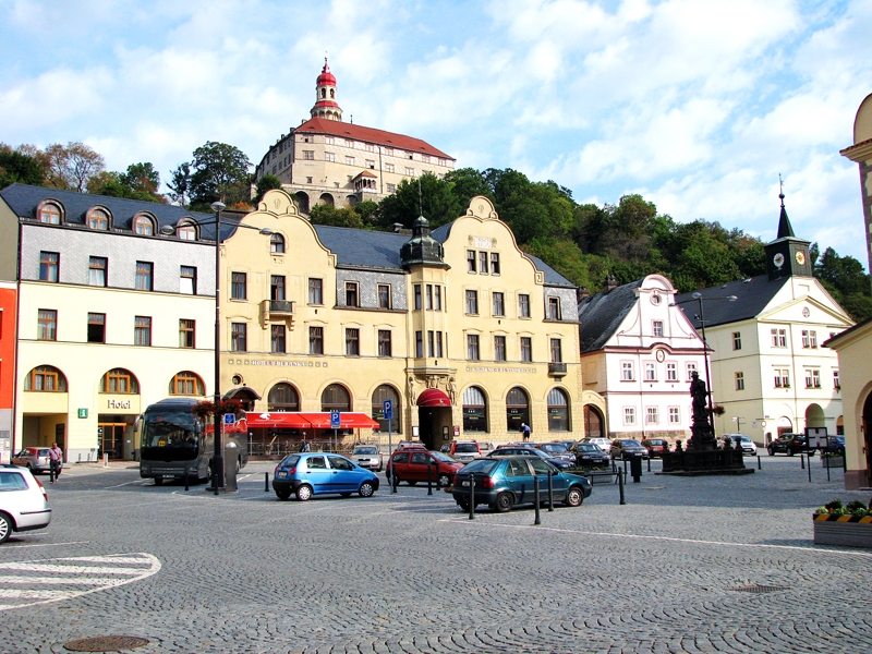 Nāhodas pilsētas lepnums – pils, kas izbūvēta kalna galā. Tā lieliski redzama no Rātslaukuma. 
Autors:  Vilnis Auzāns