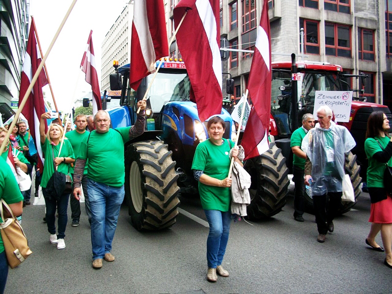 Agita Hauka (priekšplānā) un citi Latvijas zemnieku pārstāvji «COPA-COGECA» un Eiropas Piena padomes vienotajā gājienā Briseles ielās.
Autors: no Latvijas Zemnieku federācijas albuma.