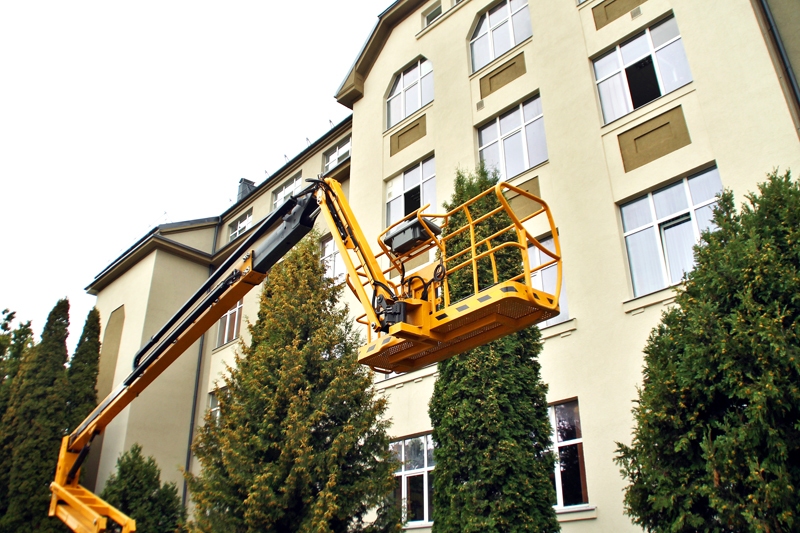 Celtnis, ar kura palīdzību ātri tika nokrāsota daļa Bauskas Valsts ģimnāzijas fasādes, pirmdien stāvēja bez darba.
Autors: Uldis Varnevičs