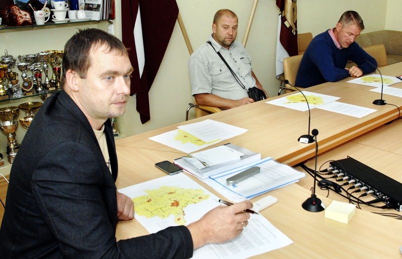 Uzņēmēji apspriežas par ceļiem, kurus nepieciešams rekonstruēt Rundāles novadā. No kreisās – Māris Leitlants, Guntis Macpans un Ēriks Blumbergs. 
Autors: Ivars Bogdanovs