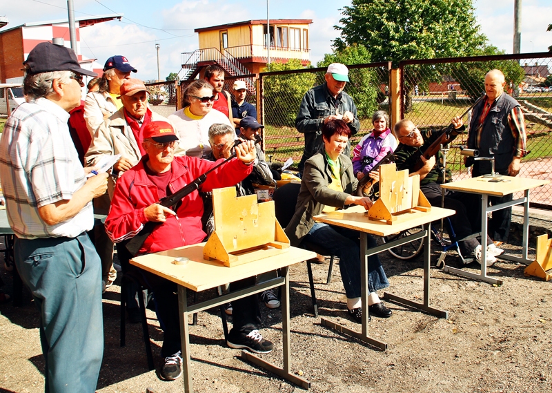 Ar invalīdu sporta spēlēm Bauskas novadā sākās Eiropas sporta nedēļa. Šaušanai pie galdiņiem gatavojas Aivars Vancāns (no kreisās), Ruta Klemme un Laimonis Rigasts.
Autors: ULDIS VARNEVIČS