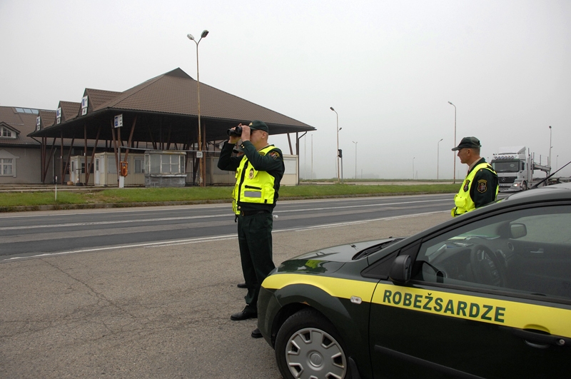 Kontroli uz autoceļa A7 veic Valsts robežsardzes darbinieki.  

Autors: Ivars Bogdanovs