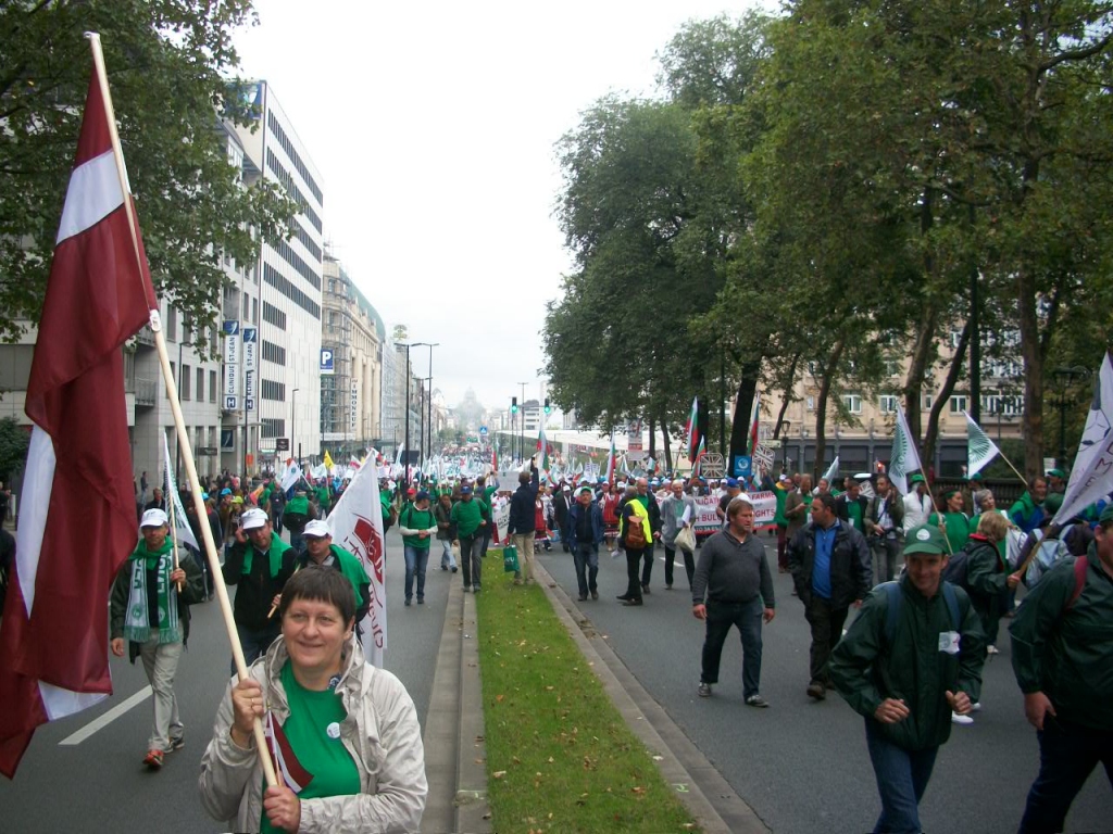 Agita Hauka un citi Latvijas zemnieku pārstāvji «COPA-COGECA» un Eiropas Piena padomes vienotajā gājienā Briseles ielās.
Autors: No albuma.