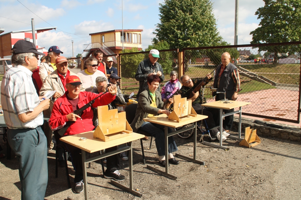 Ar invalīdu sporta spēlēm Bauskas novadā sākās Eiropas sporta nedēļa. Šaušanai pie galdiņiem gatavojas Aivars Vancāns (no kreisās), Ruta Klemme un Laimonis Rigasts. 
Autors: Uldis Varnevičs