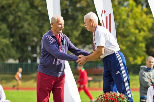 Jānis Buks (no kreisās) izcīnīja vienu zelta un divas sudraba medaļas. 
Autors: Lāsma Irša, lat-athletics.lv
