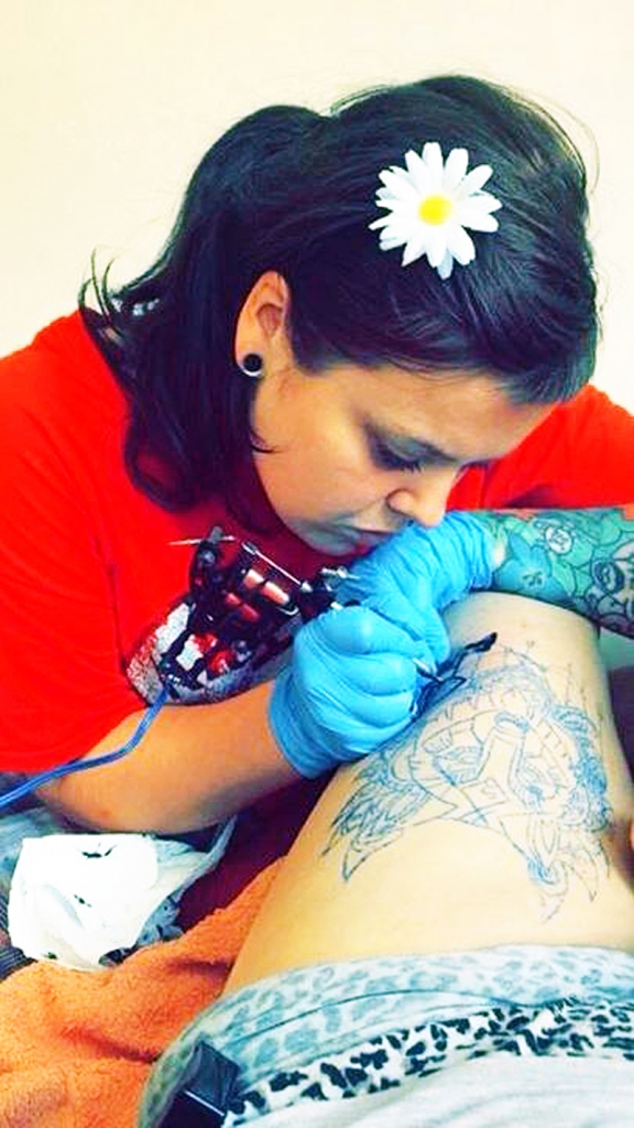 Tetovējot Elīna Rozenberga vienmēr iedziļinās procesā. 
Autors: no personīgā arhīva