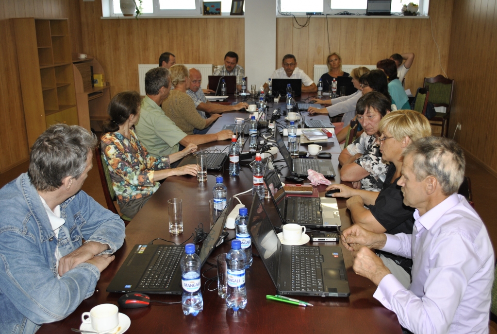 Vecumnieku novada domes sēdē jau 29. jūlijā izpilddirektors Guntis Kalniņš (centrā no kreisās) ziņoja, ka Valles vidusskolas zālē nomainīti logi un pasūtīti aizkari. Arī 26. augusta sēdē ziņoja, ka viss ir kārtībā.
Autors: Artūrs Dulbe