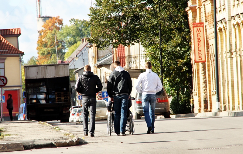 Rīgas iela ir rekonstruēta, bet cilvēkiem ratiņkrēslos nekas nav mainījies – kā 2013., tā arī 2015. gadā viņi pārvietojas pa brauktuvi.
Autors: Uldis Varnevičs