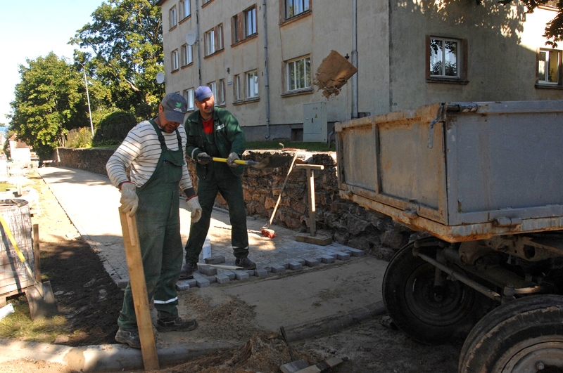 Bauskas pašvaldības uzņēmuma «Vides serviss» strādnieki šonedēļ ieklājuši bruģi Slimnīcas ielas trotuāra vienā posmā. Šomēnes paredzēts nobruģēt 
Autors: Ivars Bogdanovs