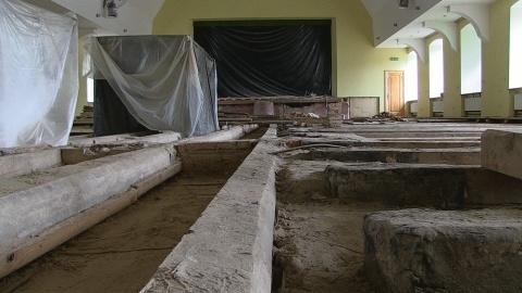 Nesen rekonstruētā kultūras nama lielajā zālē patlaban ir būvdarbu zona, kur atsegtas grīdas sijas un tiek ielaisti vienīgi atbildīgie speciālisti.
Autors: TV Spektrs