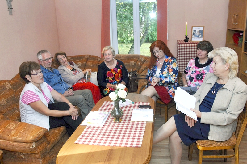 Dzejas cienītāji Ceraukstē šī gada Dzejas dienās nolēma neapmeklēt plašus publiskus pasākumus, bet gan baudīt liriku nelielā pulkā. 
Autors: Ivars Bogdanovs