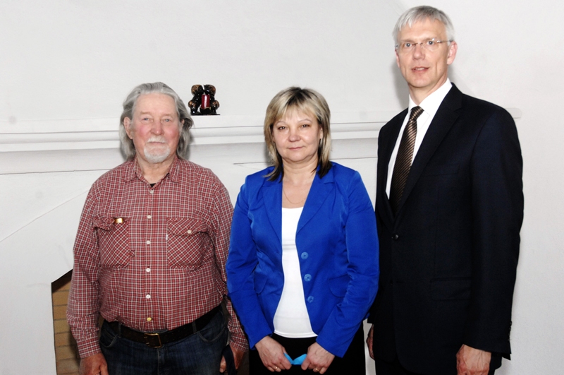 Eiropas Parlamenta deputāts Krišjānis Kariņš ar konkursa uzvarētājiem Daigu Pumpuri un  Imantu Brikmani.
Autors: no «Bauskas Dzīves» arhīva