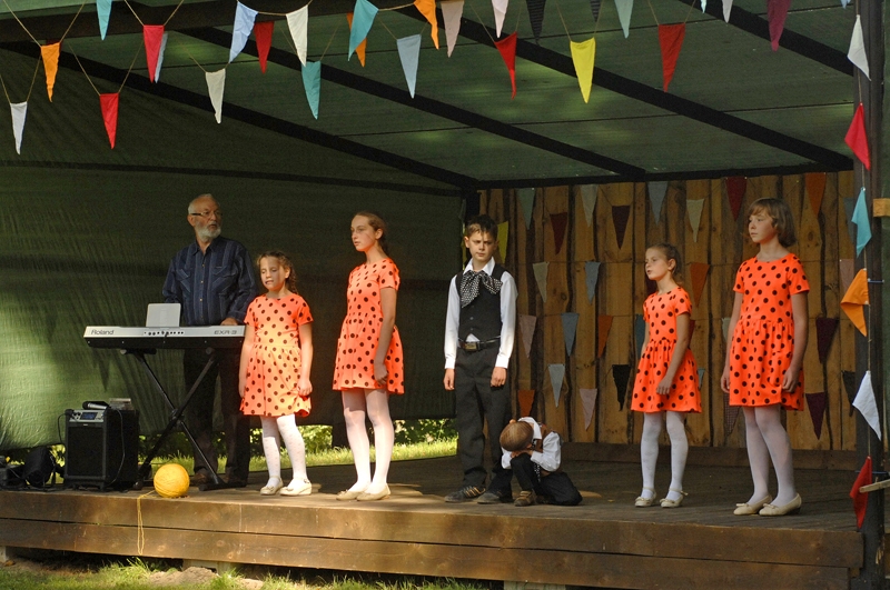Pasākumu «Kā savu dzimteni lai tēloju» atklāja Seržānu ģimenes sagatavotais nelielais koncerts. 
Autors: Ivars Bogdanovs