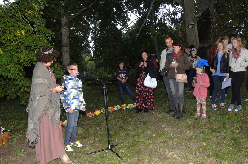 Dzejoli runā Stelpes pamatskolas 4. klases skolnieks Adrians Lapsiņš. 
Autors: Ivars Bogdanovs