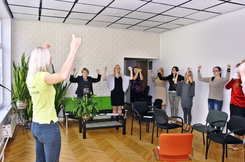 Sēdošā darba darītājiem vajadzētu vingrot 15 minūtes ik pēc divām darba stundām, skaidro fizioterapeite Egija Karpoviča.
Autors: Ivars Bogdanovs