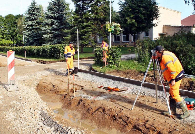 Gājēju celiņa izbūve Valles ciemā.
Autors: Uldis Varnevičs