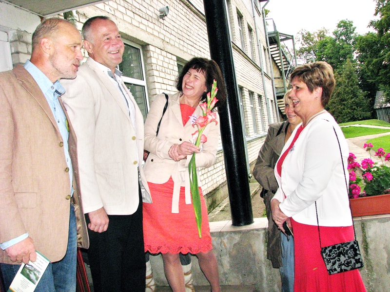 Jaunsaules pamatskolas 175 gadu jubilejas svinībās sastapušies un jautrās atmiņās dalās 1982. gada absolventi.
Autors: Vilnis Auzāns