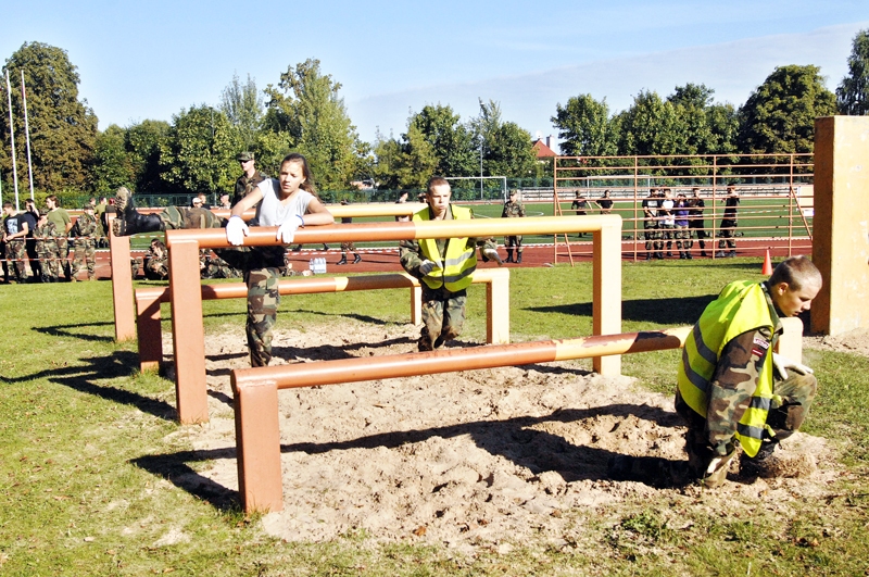 Militārajā šķēršļu joslā sacenšas Griķu un Mežgaļu apvienotā komanda ar Vecumnieku novada Skaistkalnes jaunsargiem. 
Autors: Ivars Bogdanovs