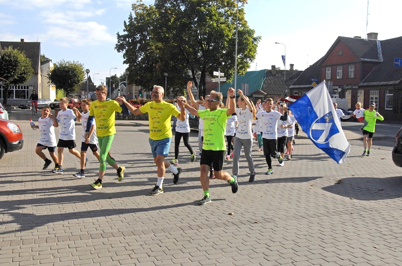 Brīvības labdarības skrējiena kārtējo posmu sportisti beidz Bauskas Rātslaukumā. 
Autors: Ivars Bogdanovs