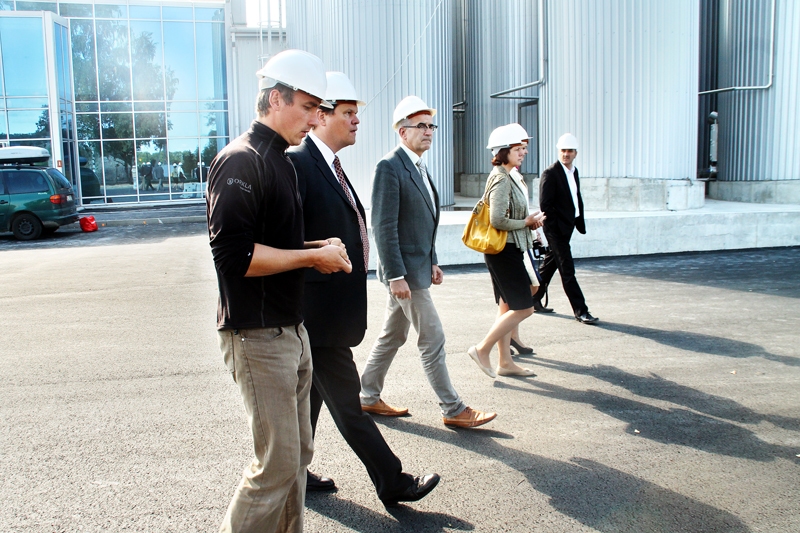 «Baltic Dairy Board» ražotni Armands Lūsis (no kreisās) izrāda Kasparam Gerhardam, Bauskas novada domes priekšsēdētājam Raitim Ābelniekam un Ilzei Tijonei.
Autors: Uldis Varnevičs