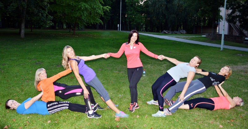 Bauskas pilskalna parkā «Fitness MIX» dalībnieces pārbauda izturību. Centrā – trenere Rolanda Gasjūne. 
Autors: Zane Gorškova