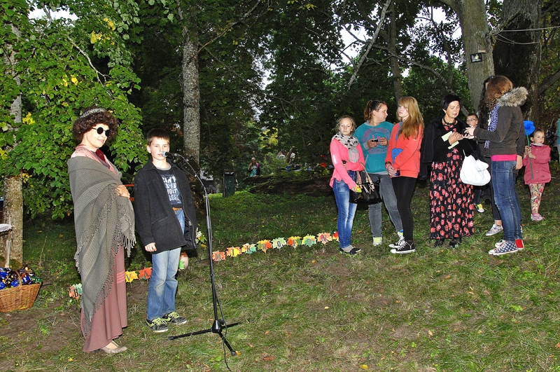 Svin Stelpē. Vietējās pamatskolas 5. klases audzēknis Dāgs Neliuss runā Aspazijas dzejoli «Pēdējais taurenītis», stāvot cieši blakus autorei. Tās lomā iejutusies folkloriste Irita Vimba.
Autors: Ivars Bogdanovs