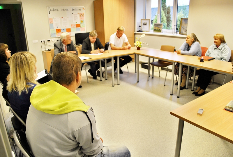 Zorģu bibliotēkā ar pašvaldības pārstāvjiem tikās vairāk nekā desmit iedzīvotāju.
Autors: Antra Ērgle