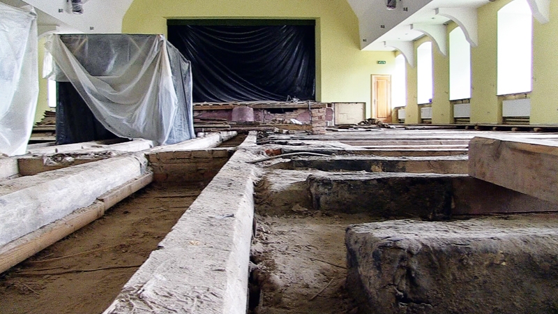 Nesen rekonstruētā kultūras nama lielajā zālē patlaban ir būvdarbu zona, kur atsegtas grīdas sijas un tiek ielaisti vienīgi atbildīgie speciālisti.
Autors: no stopkadrs no «TV Spektrs» sižeta ltv.lv.