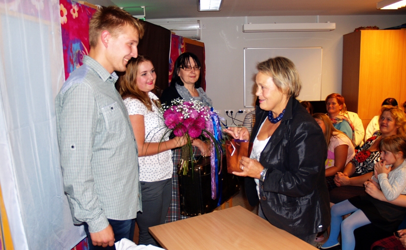 Pateicības veltes un ziedus no bibliotekāres Ainas Ezergailes (no labās) saņēma režisore Valda Karnīte, aktieri Guna Matveja un Dāvis Zāģers.
Autors: Antra Ērgle