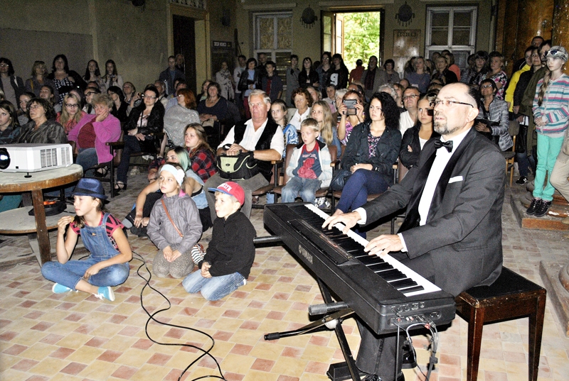 Baušķenieki kuplā pulkā sestdien nāca apskatīt pēc 13 gadu pārtraukuma uz dažām stundām atvērto kinoteātri «Uzvara». Ar sajūsmu viņi skatījās mēmo kino, kam muzikālo pavadījumu spēlēja džeza pianists Gints Žilinskis, komponista Arvīda Žilinska mazdēls. 
Autors: Ivars Bogdanovs