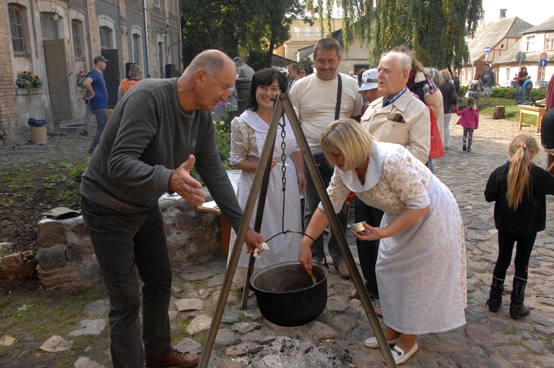 Bauskas muzeja pagalmā savu īpašo putru no cūku ausīm piedāvāja Šilutes muzeja no Lietuvas darbinieki. 
Autors: Ivars Bogdanovs