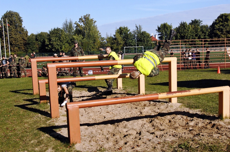 Militārajā šķēršļu joslā sacenšas Griķu un Mežgaļu apvienotā komanda ar Vecumnieku novada Skaistkalnes jaunsargiem. 
Autors: Ivars Bogdanovs