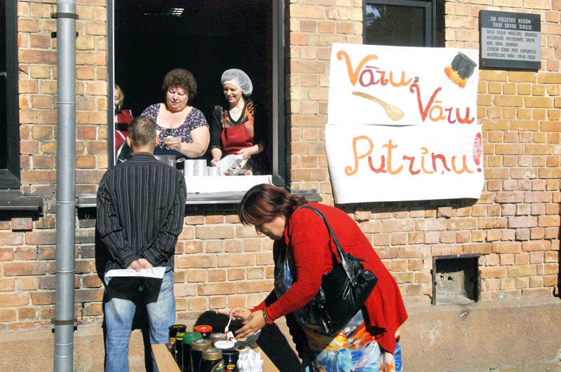 III Putras godēšanas svētku devīzi vistiešāk izpratušas Bauskas pilsētas pamatskolas saimnieces. 
Autors: Ivars Bogdanovs