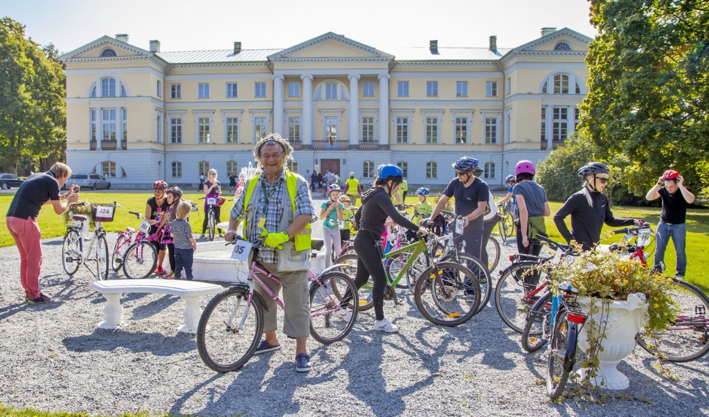 Lielākās aktivitātes braucējiem bija pie Mežotnes pils, kur vajadzēja 
fotografēties, lai piedalītos konkursā.

Autors: Ģirts Donerblics
