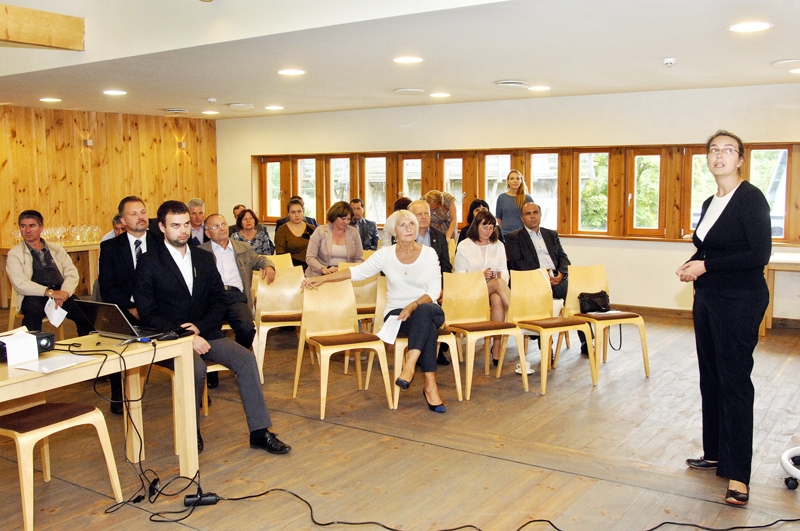 Moldovas delegācija atpūtas kompleksa «Rožmalas» konferenču zālē uzklausa Latvijas pārstāvju stāstīto.
Autors: Ivars Bogdanovs