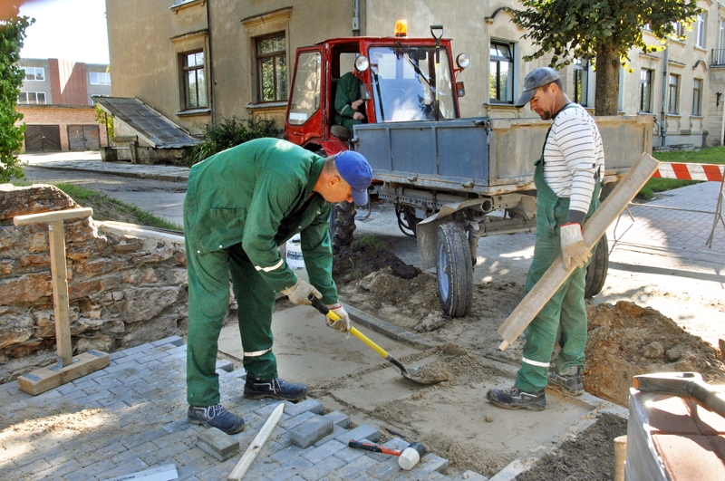Bauskas pašvaldības uzņēmuma «Vides serviss» strādnieki šonedēļ klāj bruģi Slimnīcas ielas trotuāra vienā posmā. Šomēnes paredzēts nobruģēt visu ietvi.
Autors: Ivars Bogdanovs