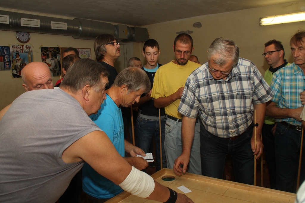 Aldis Pavilons (ar lapiņām) nosauc spēlētāju pārus.
Autors: Uldis Varnevičs