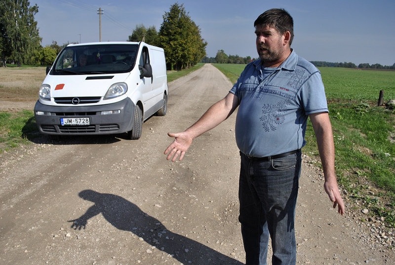 Gailīšu pagasta iedzīvotājs Igors Purvs savās prasībās ir kategorisks: «laukos ceļi ir jāremontē. Bet tas jādara kvalitatīvi, lai pēc gada nav jātaisa jauns remonts. Un vietās, kur reiz bijis asfalts, tas jāatjauno. Viņi tur Eiropā domā, ka mēs te laukos varam vienos putekļos dzīvot.» 
Autors: Ivars Bogdanovs