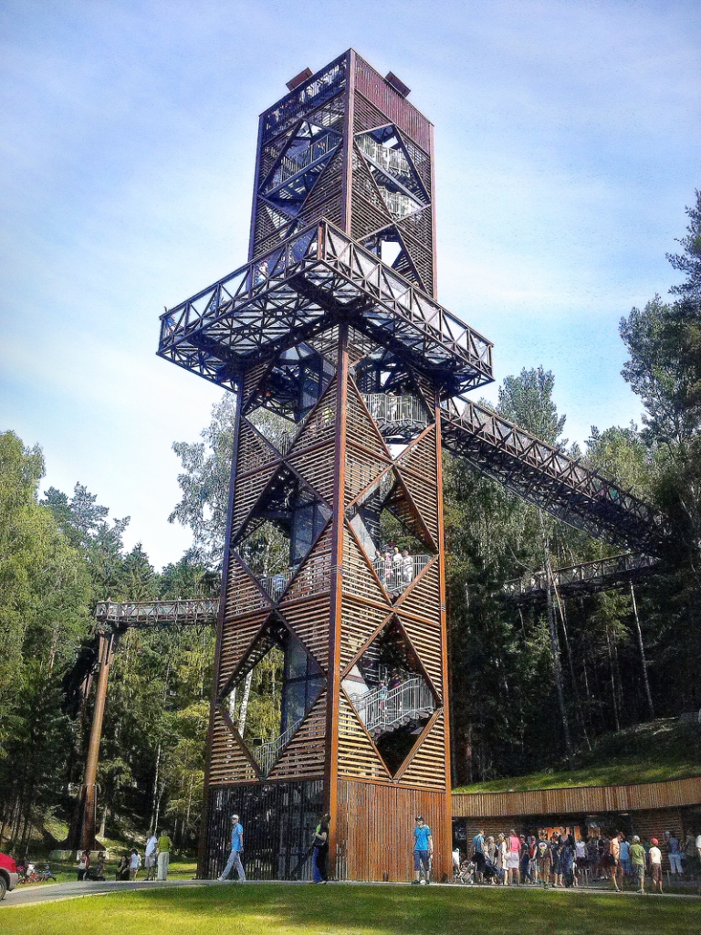 Skatu tornis celts kompleksā ar gaisa tiltiņu. Tā fasādē arhitekti Arvids Gudelis un Andrjus Dirše izmantojuši Aukštaitijas reģiona tautiskās jostas motīvus. 
Autors: Madaru Miķelsone