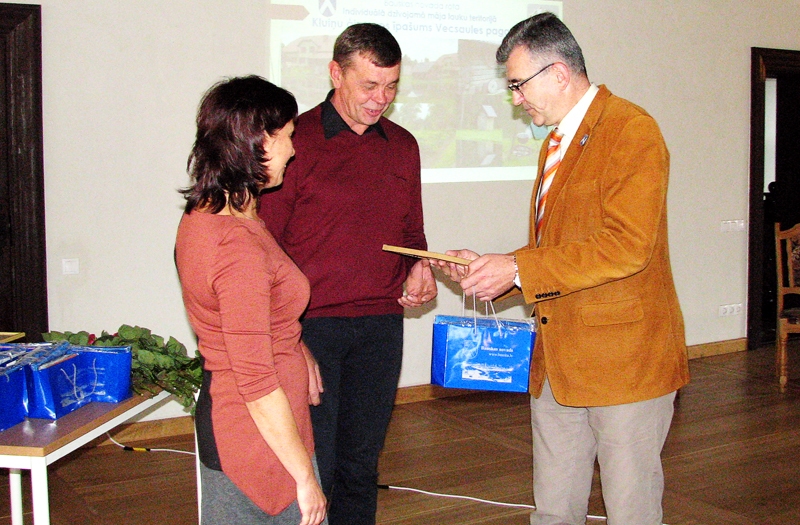 Vecsauliešus Ilzi un Aināru Kluiņus sveic novada domes priekšsēdētājs Raitis Ābelnieks.
Autors: Vilnis Auzāns