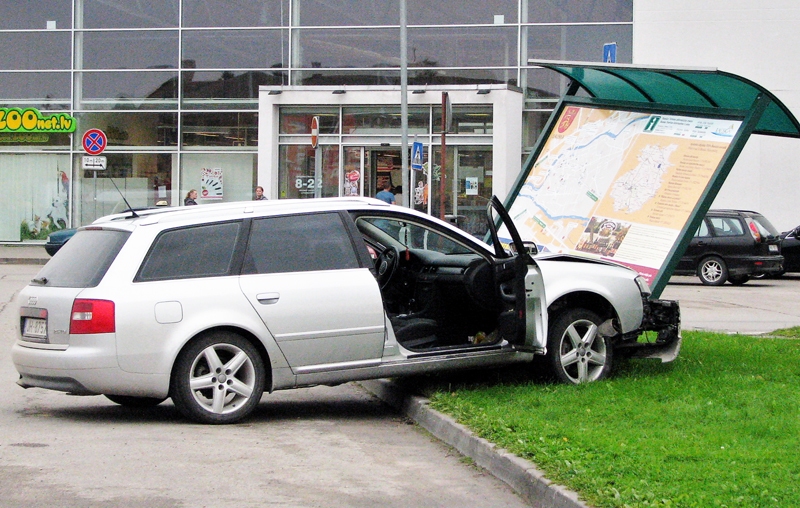 Negadījums «Rimi» laukumā Bauskā trešdien beidzies ar materiāliem zaudējumiem, cilvēki nav cietuši.
Autors: Vilnis Auzāns