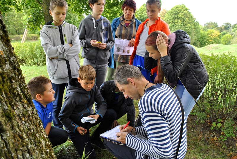 Piektdien bērni kopā ar slēpņošanas entuziastu Māri Plostnieku, kurš kopš 2008. gada atradis gandrīz 2000 slēpņus Latvijā un Eiropā, izzināja slēpņošanas noslēpumus.
Autors: Ivars Bogdanovs