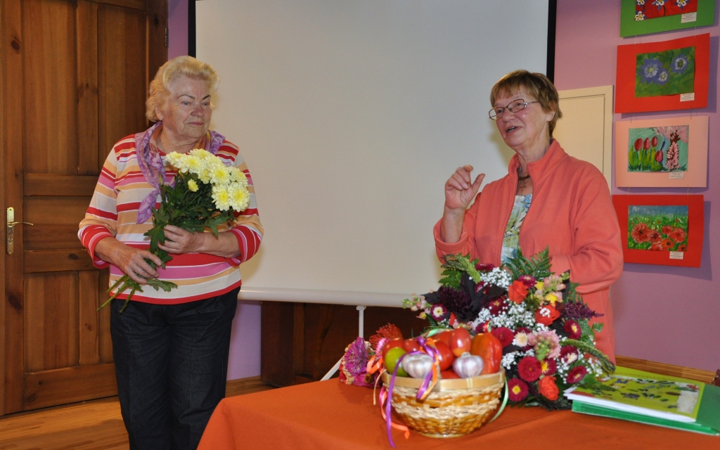 «Gina, kur tu biji agrāk?» vēlot autorei veiksmi un prieku, sacīja Vecumnieku pagasta vēstures muzeja vadītāja Aloida Baķe (no kreisās).
Autors: Žanna Zālīte