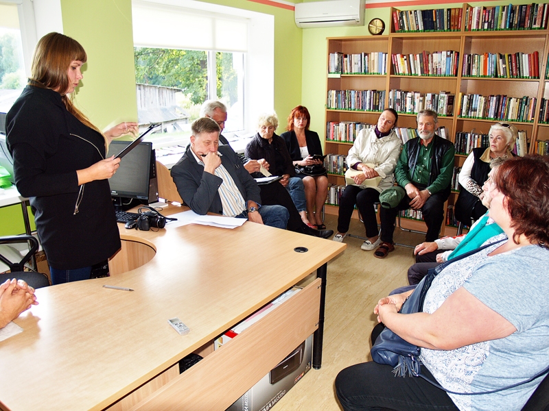 Ziemeļu bibliotēkā uz tikšanos ar pašvaldības pārstāvjiem bija sanākuši vairāk nekā desmit cilvēku, kam iestādes lielākajā telpā jau ir pašauri.
Autors: Antra Ērgle