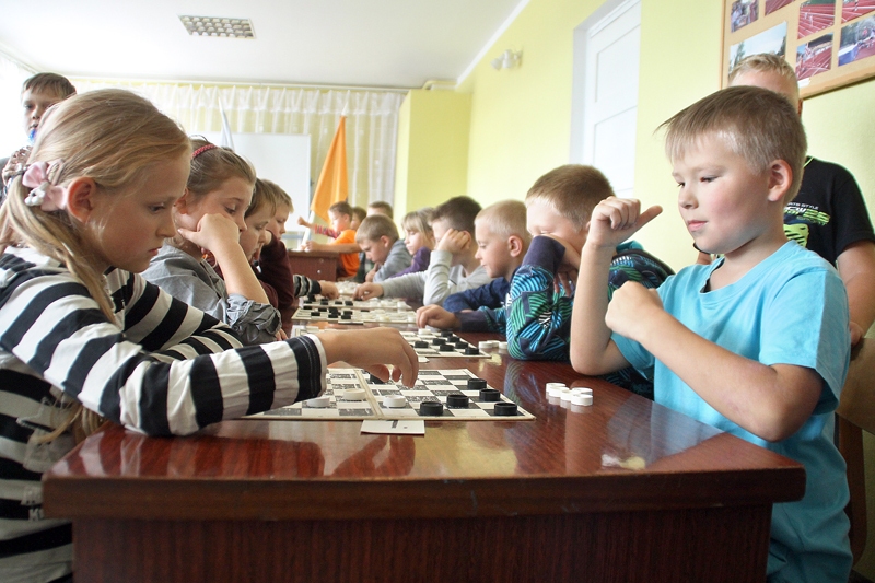 Everts Rūdolfs Lepsis spēlē ar Alisi Ūbeli pie pirmā galdiņa, otrā no kreisās – Sannija Māske. 
Autors: Uldis Varnevičs