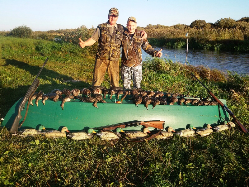 
Vents un Lauris Priedīši – tēvs un dēls –, mednieku kluba «Skaistkalne» biedri. Viņi pīļu medībās dodas uz Lubāna ezeru. Attēlā – pēdējo medību guvums pagājušajā nedēļā. 
Autors: no personiskā albuma