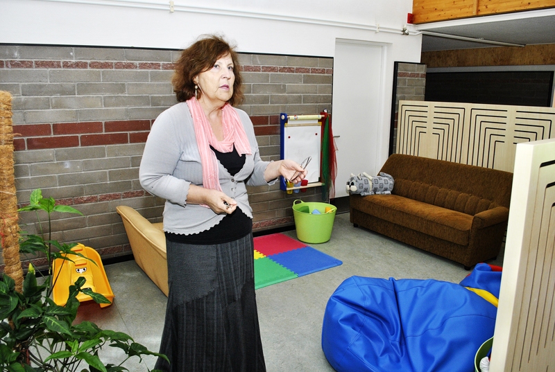 Līga Valmiera, bērnudārza «Saulespuķe» vadītāja, izrāda pagaidu relaksācijas telpu, kas izvietota foajē. 
Autors: Ivars Bogdanovs