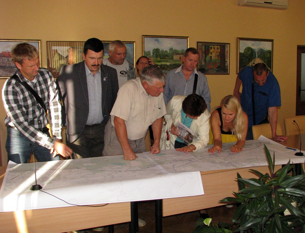 Sanāksmes dalībnieki ieinteresēti pēta sliežu izvietojumu. 
Autors: Vilnis Auzāns