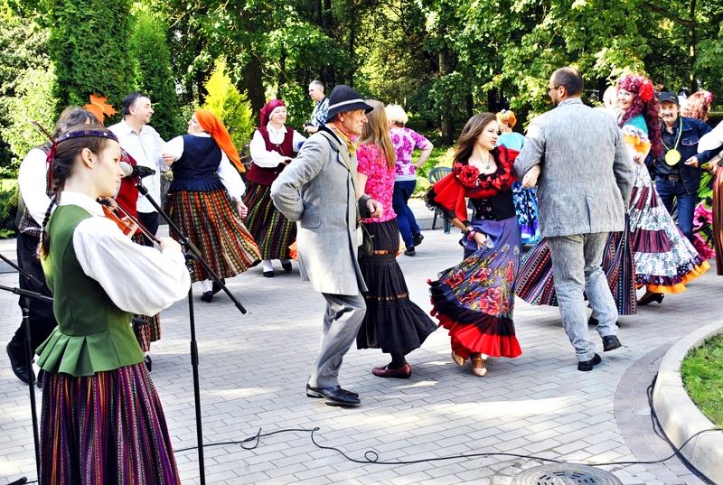 Svētku dalībnieki metās jautrā dejā kopā ar Rīgas Danču kluba muzikantiem. 
Autors: Ivars Bogdanovs