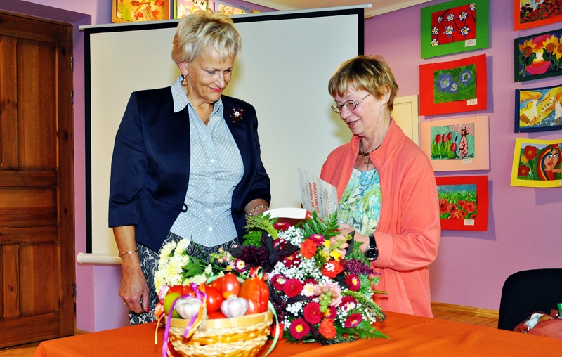 Gina Viegliņa-Valliete (no labās) sniedz autogrāfu Valles pagasta pārvaldes vadītājai Ivetai Radziņai. 
Autors: Žanna Zālīte